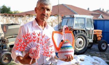 Tarlada yoğun geçen günün yorgunluğunu kağıt katlama sanatıyla atıyor