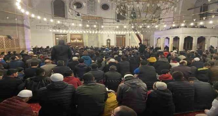 Konya'da ilk teravih namazında camiler doldu