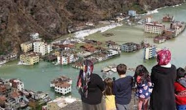 Suya gömülen ilçede yılanlar da kurtarıldı