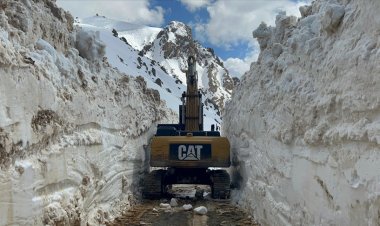 Hakkari'de ekipler nisanda da metrelerce karla mücadele ediyor