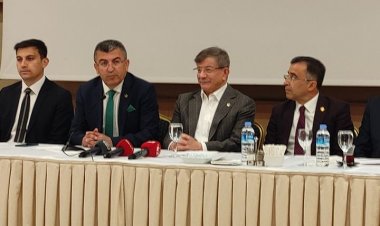 DAVUTOĞLU ALKIŞ ALDI