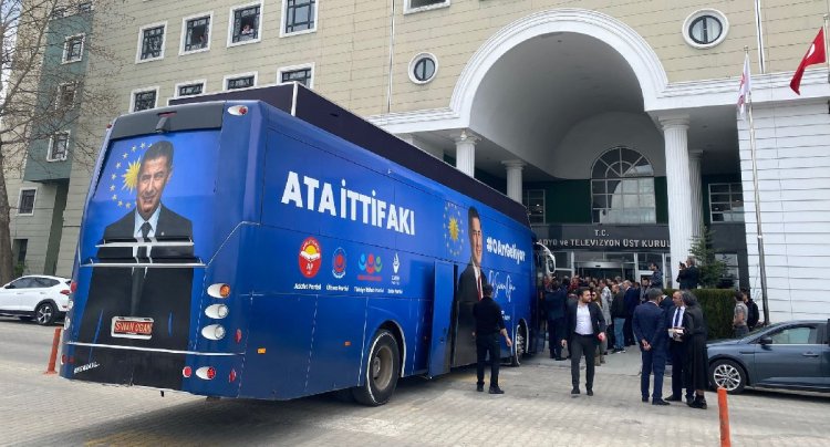 Cumhurbaşkanı adayı, TRT’nin  kapısına otobüsle dayandı