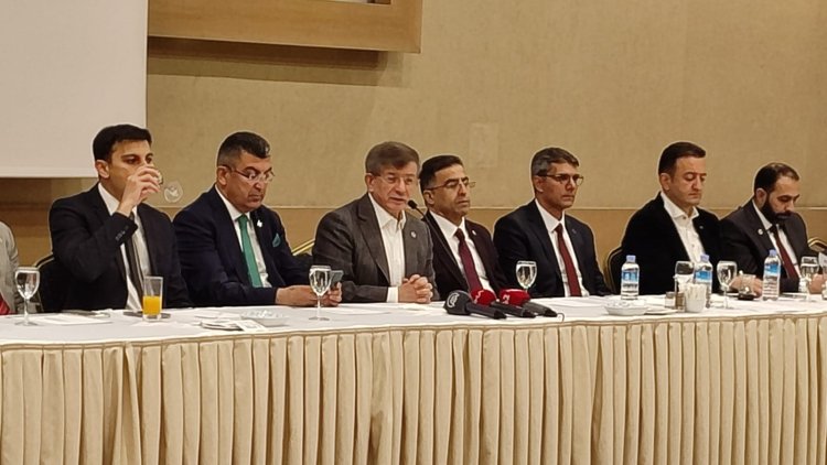 Davutoğlu, Konya ziyaretleri çerçevesinde basın mensupları ile bir araya geldi.