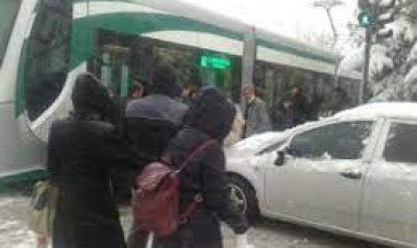 Tramvayın altında kalan anne hayatını kaybetti