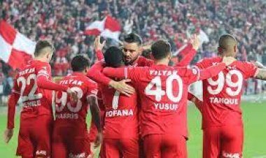 DOSTLAR YEMEKTE BULUŞTU