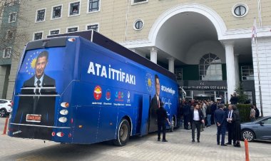 Cumhurbaşkanı adayı, TRT’nin  kapısına otobüsle dayandı