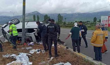 Takla atarak hurdaya dönen otomobilden  aynı aileden 5 kişi yaralandı