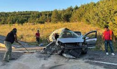 Kamyonetle minibüs çarpıştı: 2 ölü, 3 yaralı