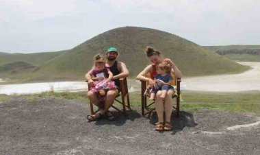 Hollandalı turist aile Meke Gölü'nde