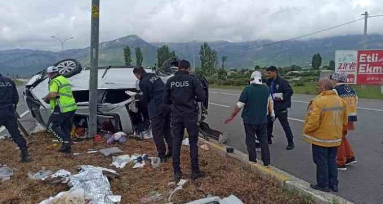 Takla atarak hurdaya dönen otomobilden  aynı aileden 5 kişi yaralandı