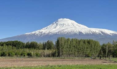Ağrı Dağı'na kar yağdı