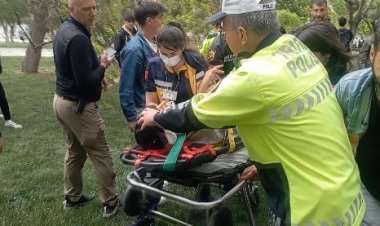 Rüzgarın kırdığı dalın altında kalan genç yaralandı