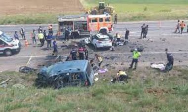 Sivas'ta tır ile yolcu minibüsünün çarpıştığı kazada 4 kişi öldü