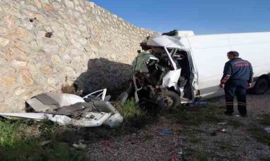 Konya'da minibüs alt geçide düştü: 1 ölü, 1 yaralı