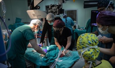 Bir kilo 600 gram doğan bebek, nadir yapılan  ameliyatla "körlük" riskinden kurtuldu