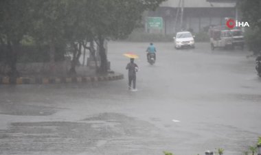 Pakistan'ı fırtına vurdu: 19 ölü