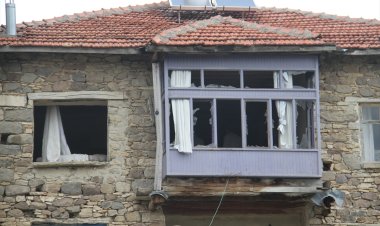 Yağışta eve yıldırım düştü!