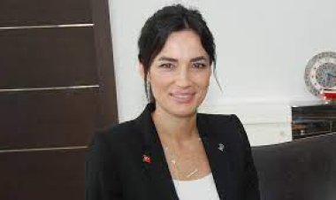 Eski Türkiye güzeli, milletvekilliği kaydını  yaptırdı