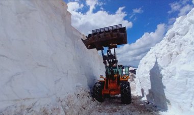 Hakkari'de ekipler haziranda da karla mücadeleyi sürdürüyor
