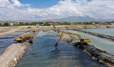 Van Gölü'nün zemini balçık ve dip çamurundan arındırılıyor