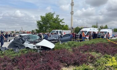 Araçlar hurdaya döndü: 3 ölü, 2 yaralı