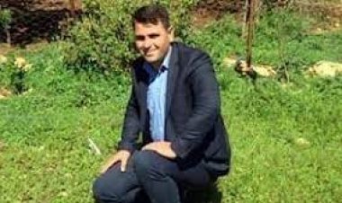 Annesi ve kız kardeşini odaya kilitleyip, babasının boğazını kesti