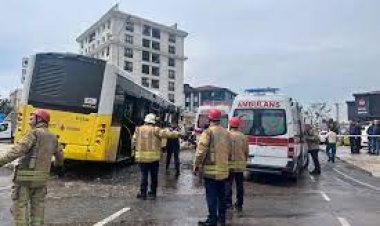 Duraktaki İETT otobüsünü çaldı