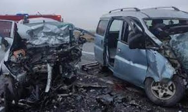 Minibüs ile kamyonet çarpıştı: 4 kişi hayatını kaybetti