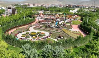 Selçuklu Çiçek Bahçesi 400 bin çiçekle görsel şölen sunuyor