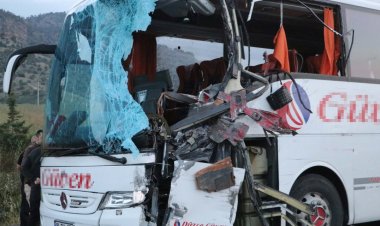 TIR, yolcu otobüsü ile çarpıştı: 2 ölü, 20 yaralı