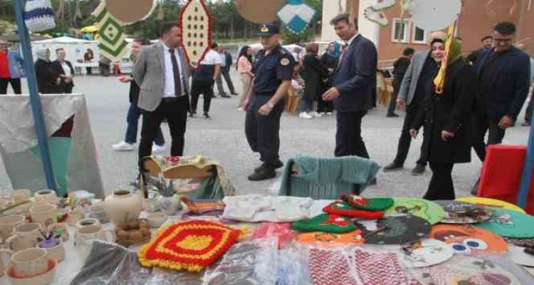 Beyşehir'de özel öğrenciler el emeklerini sergiledi