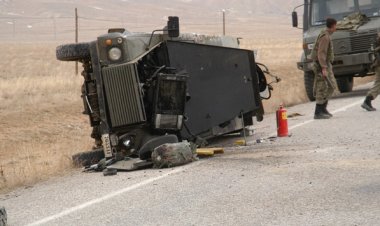 Van'da askeri araçla otomobil çarpıştı: 1 ölü, 13 asker yaralı