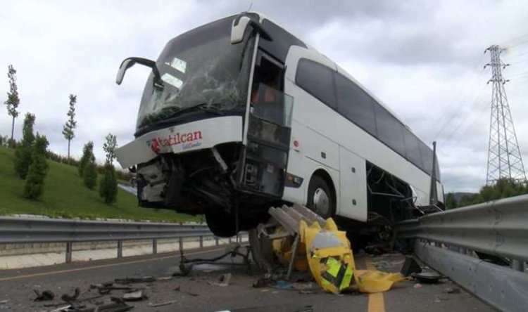 Kırkpınar güreşçilerini taşıyan minibüs tır'a çarptı: 9 yaralı