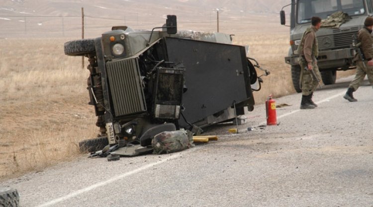 Van'da askeri araçla otomobil çarpıştı: 1 ölü, 13 asker yaralı