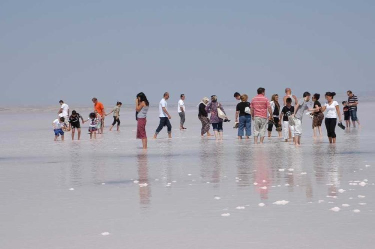 Pembe renge bürünen Tuz Gölü, turistlerin ilgi odağı