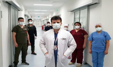 Sağlık çalışanları iş bırakıyor.