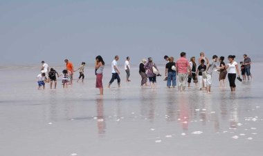 Pembe renge bürünen Tuz Gölü, turistlerin ilgi odağı