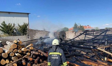 Kereste deposu alev alev yandı