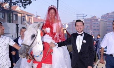 Konya'da vinçle evlilik teklif eden genç,  gelin almaya at üstünde geldi