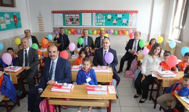 Başkan Altay okulun ilk günü öğrencilerin heyecanını paylaştı!