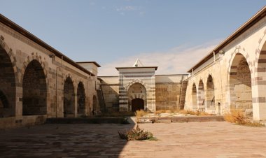 Zazadin Hanı ihtişamıyla konuklarını  Selçuklu dönemine götürüyor