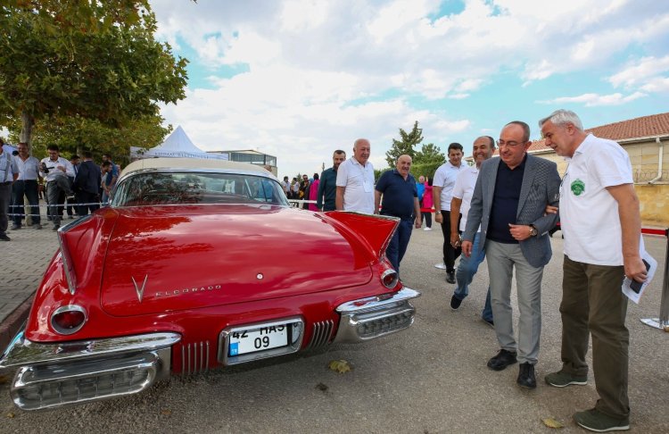 Klasik otomobil tutkunları Konya'da buluştu