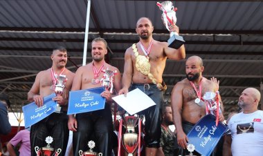 671. Tarihi Elmalı Yağlı Güreşleri'nde başpehlivanlığı Ali Gürbüz kazandı