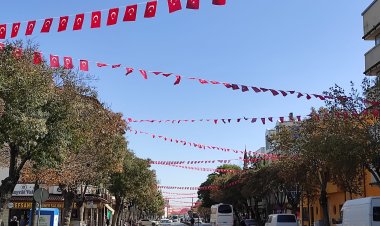 100. yılda  caddeler Bayraklarla süslendi