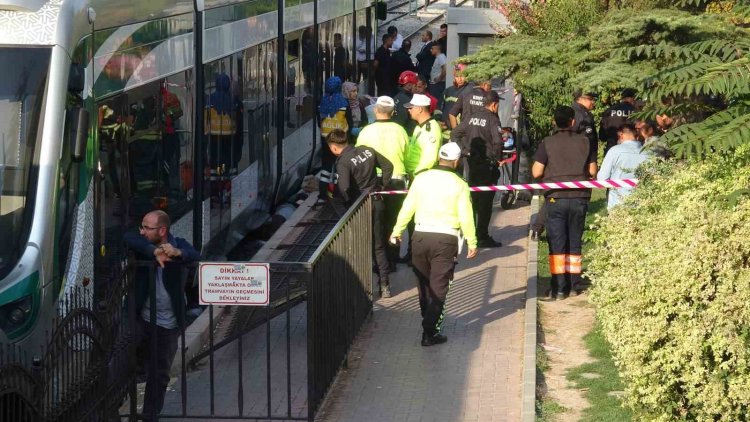 Tramvayın önüne düşen kadın hayatını kaybetti