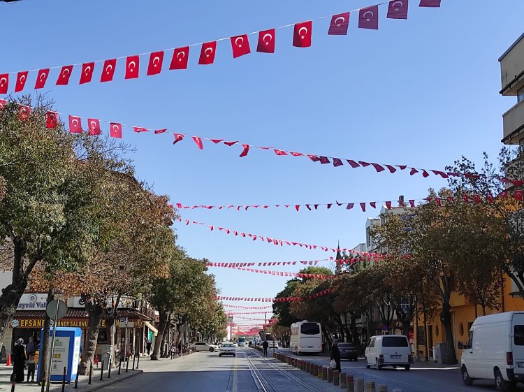 100. yılda  caddeler Bayraklarla süslendi