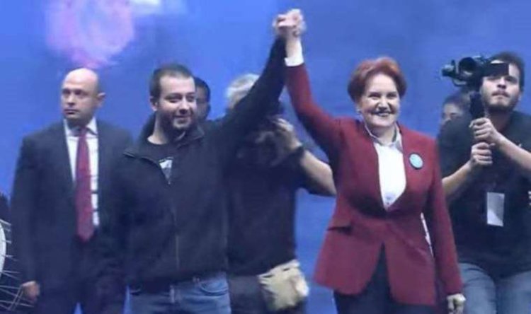 İYİ Parti lideri Akşener, kürsüye tahliye  edilen Batuhan Çolak ile birlikte çıktı