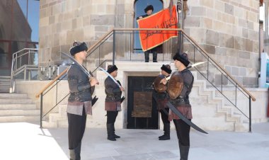 Konya'da 800 yıllık tarihi camide saygı nöbeti el değiştirdi!