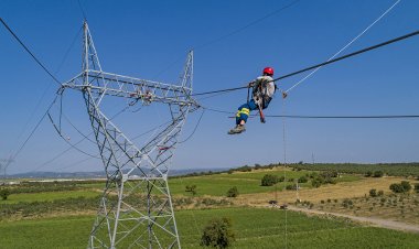 Damperi yüksek gerilim hattına temas  eden kamyon şoförü hayatını kaybetti