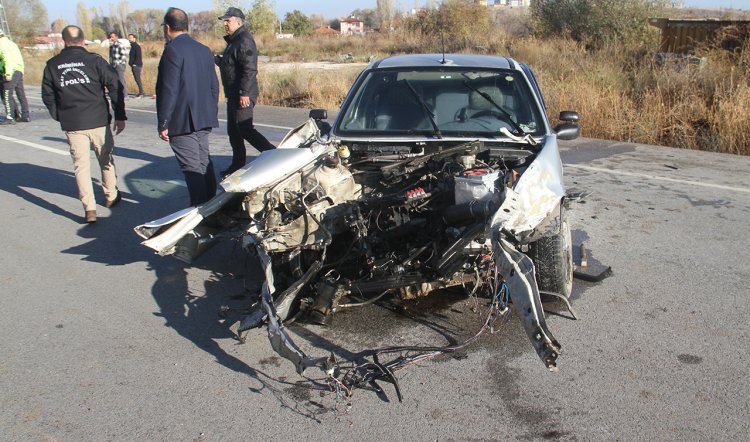 Konya'da karşı şeride giren otomobil,  başka bir araca çarptı: 5 yaralı